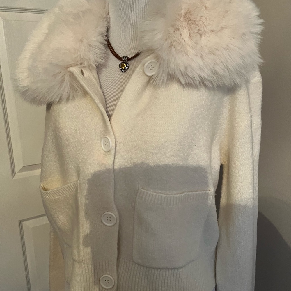 Sweater with fur collar